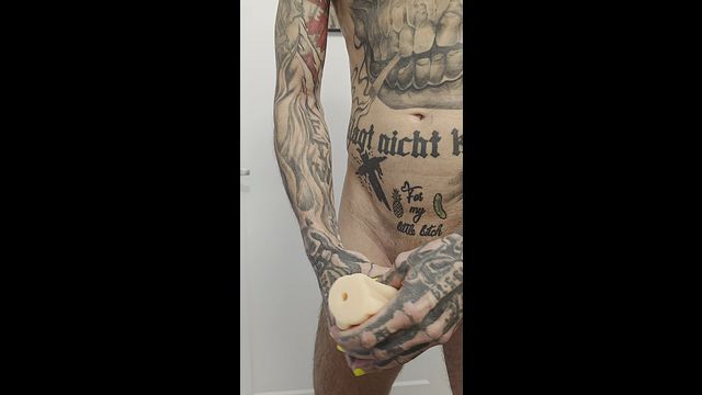 Guy Masturbates to Cumshot