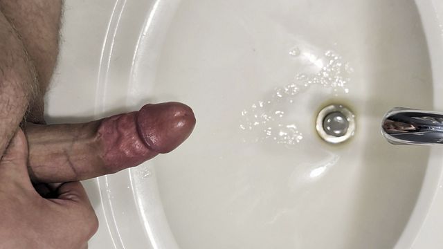 Multiple Cumshots in Quick Gay Scene