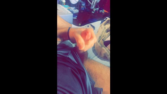 Guy Masturbates in Quick Solo Session