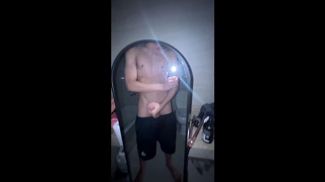 Guy Masturbates While Everyone Sleeps