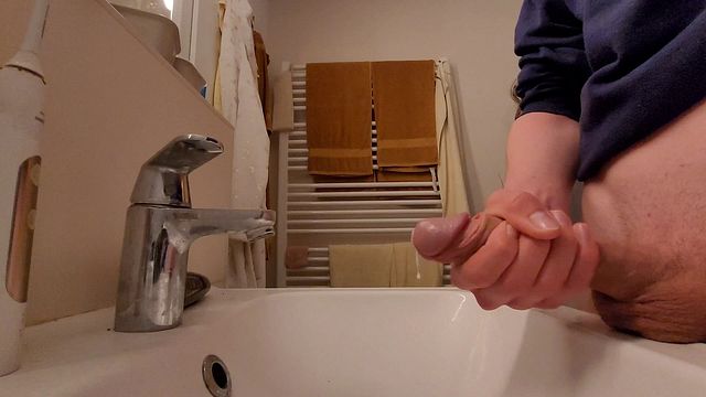 Muscular Guy Shoots Big Load in Cumshot Video