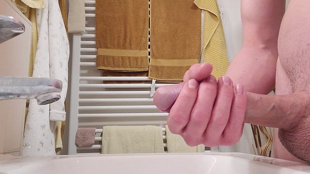 Guy Catches Long Distance Cumshot