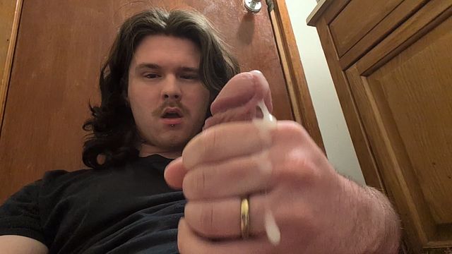 Young Twink Masturbates to Thick Cumshot