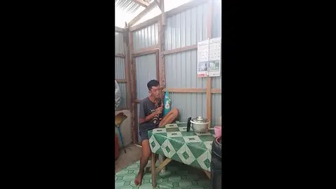 Guy Sings Before Sucking Dick