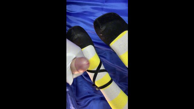 Guy Masturbates Without Using Feet