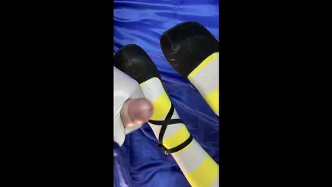 Guy Masturbates Without Using Feet
