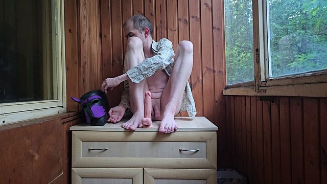 Russian Amateur Shows Off Foot Fetish in Solo Action