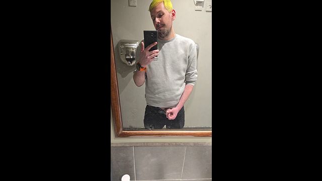 Solo Guy Jerks Off Quickly