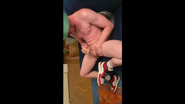 Solo Guy Fingers His Tight Ass to Primal Release