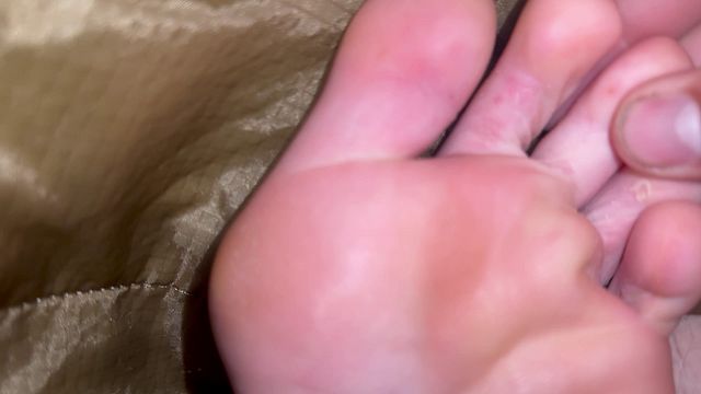 Teen Twink Shows Off Soles in 4K