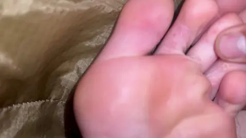 Teen Twink Shows Off Soles in 4K