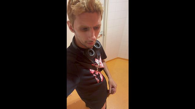 Young Twink Vinnie Falls to His Knees