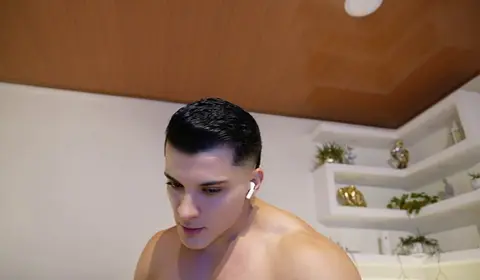 Muscular Hunk Shows Off Ultra Hot Body on Cam