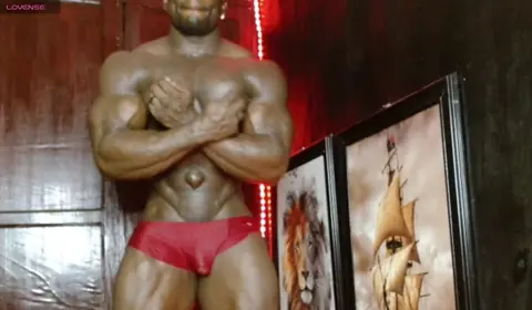 Black Muscle Stud Shows Off on Cam