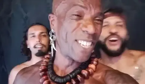 Well Endowed Men Share 24cm Cock in Booth