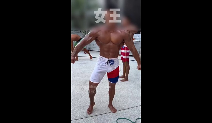 Asian Bodybuilder Exposes Naked Physique