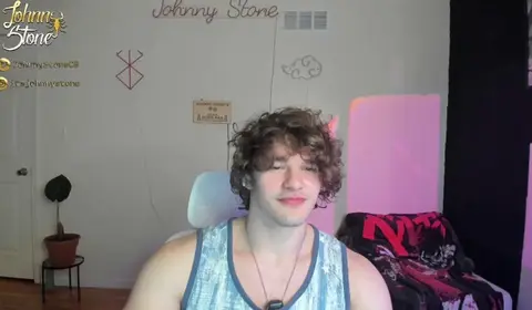 Hunky Guy Shows Off Body & Dick on Cam