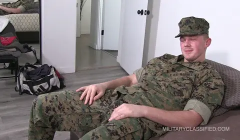 Ex-Marine Gets Oral Serviced by Hung Top