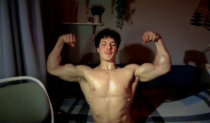 Bodybuilder Shows Off on Webcam
