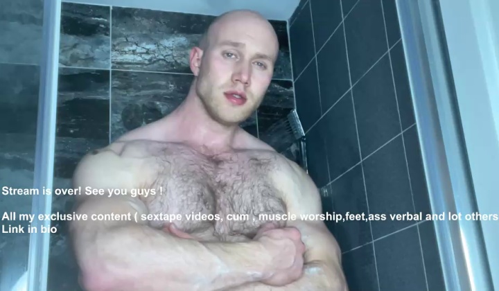 Blonde Muscle Hunk Shows Off on Cam
