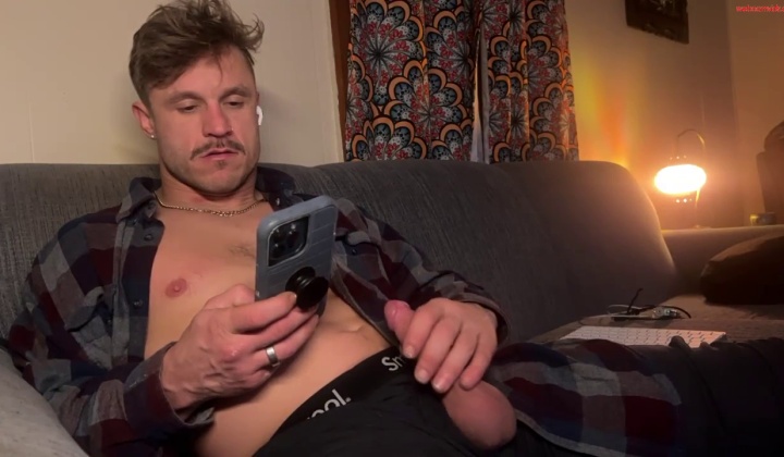 Straightish Guy Masturbates on Chaturbate