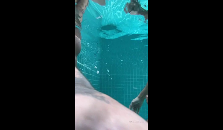 Guy Jerks Off Underwater