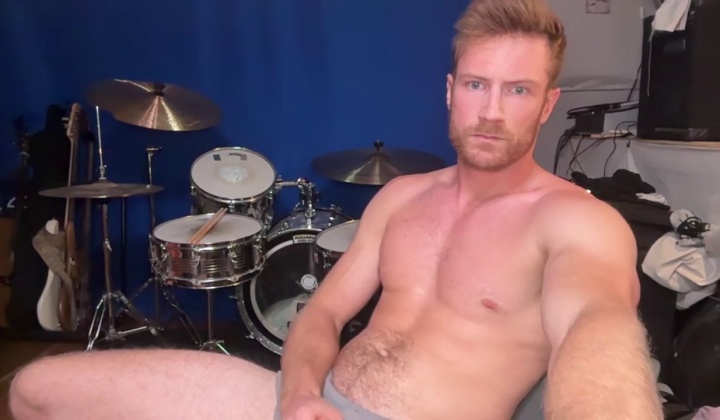 Young Twink Shows Off Body