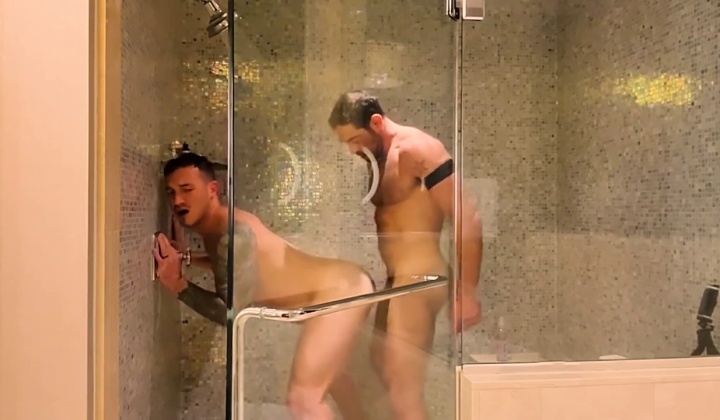 Men Fucking in Shower