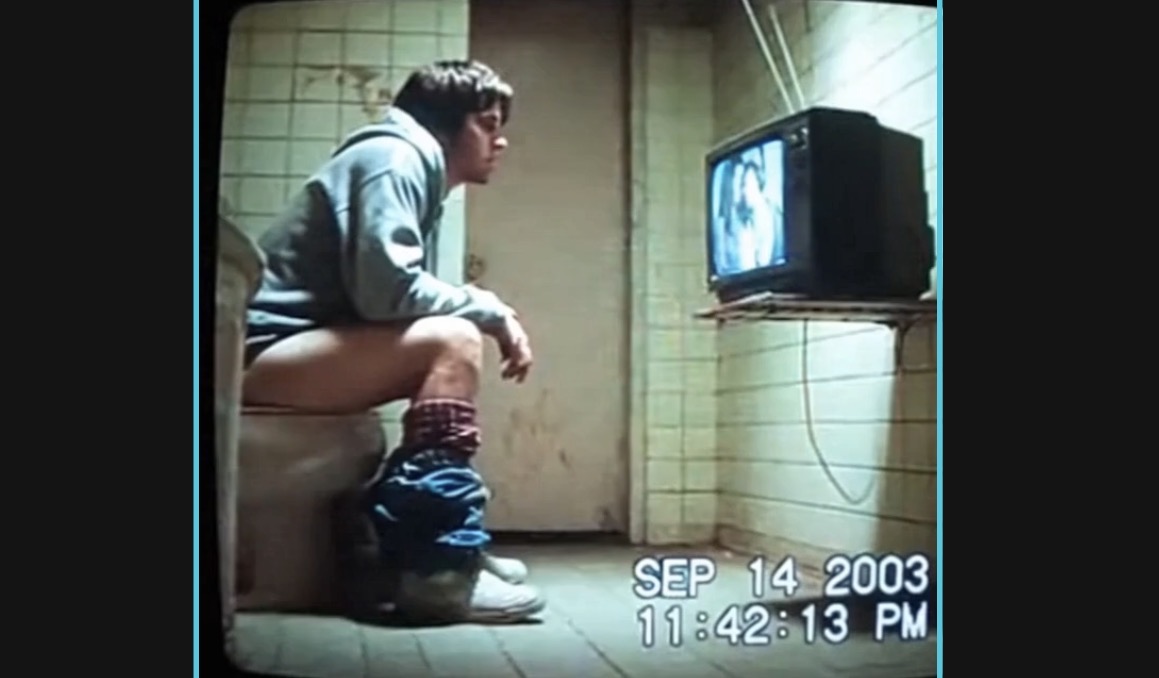 Gay Guy Masturbates Watching TV on Toilet