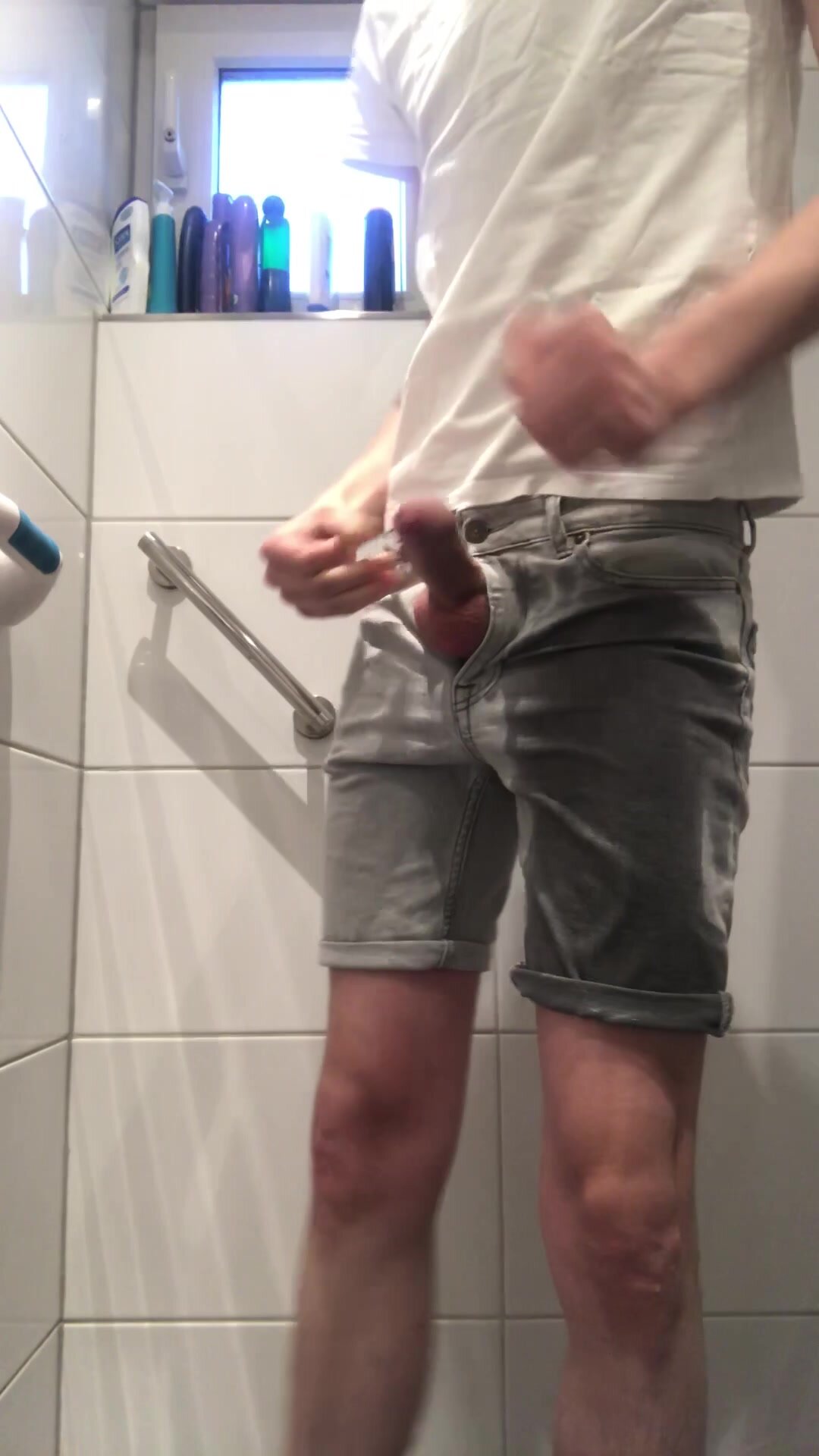 Twink Gets Wet in Shower Pissing Scene