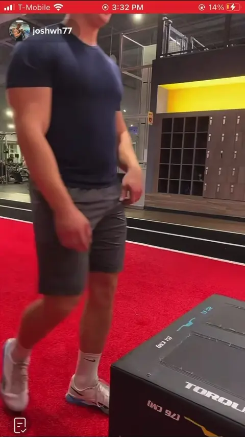 Hunky Guy Works Out His Muscular Ass Live