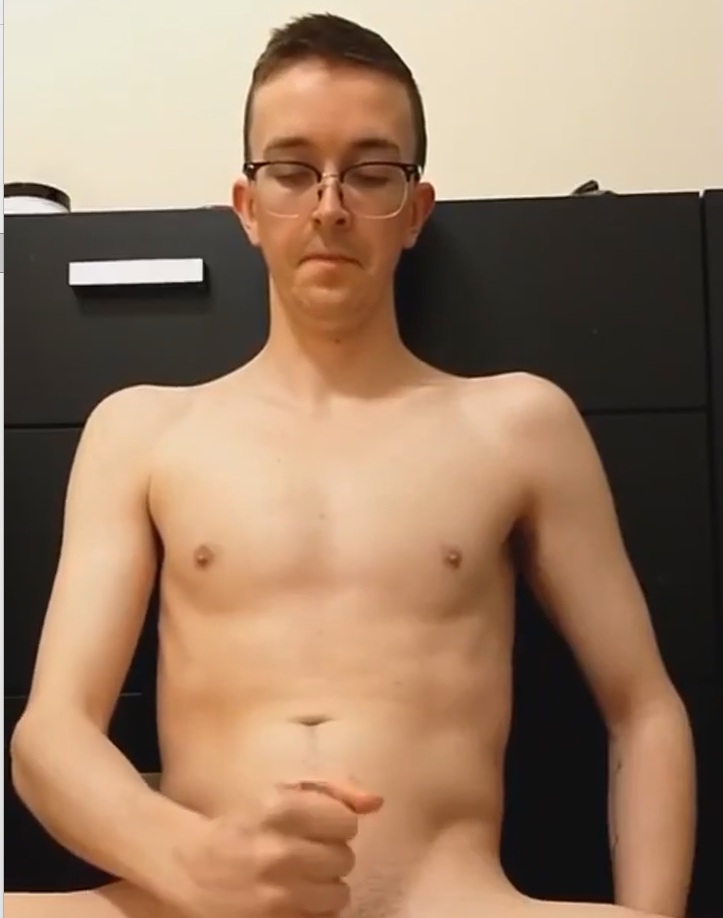 Twink Masturbates in Solo Action