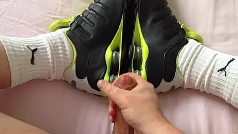 Solo Guy Jerks Off in Sneakers