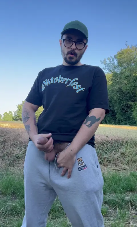 Guy Shows Off His Dick