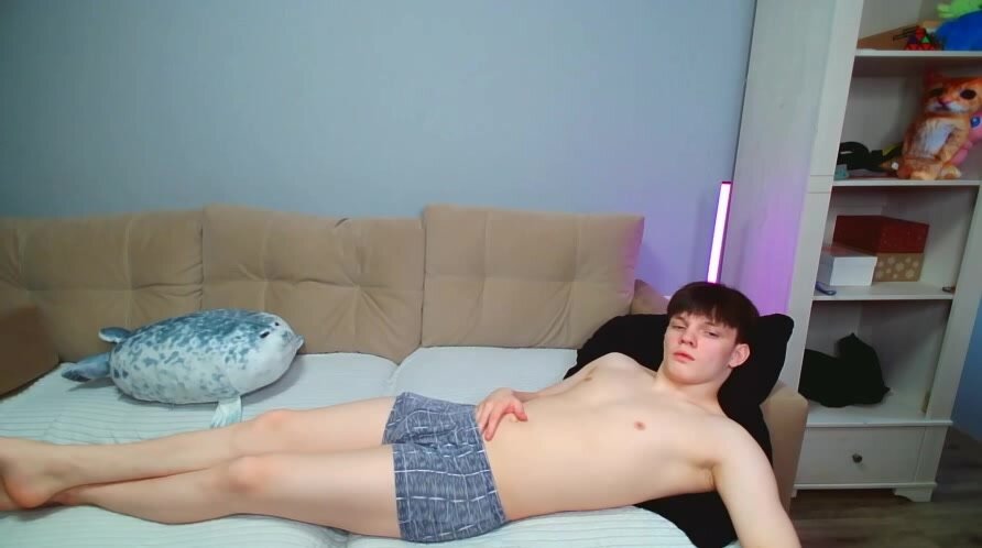 Russian Twink Masturbates on Cam