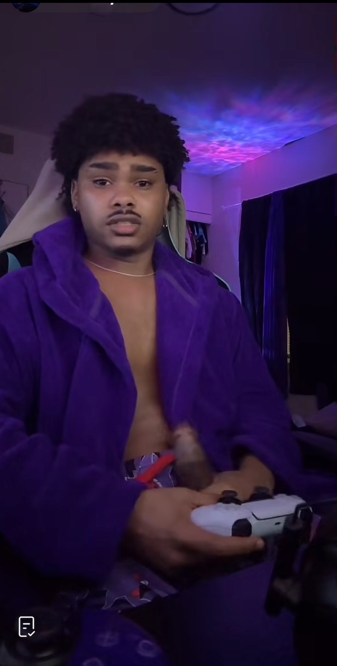 TikTok Hunk Strokes to Orgasm: Live Masturbation