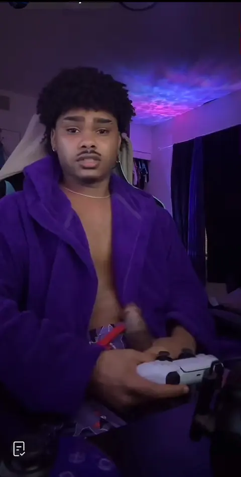 TikTok Hunk Strokes to Orgasm: Live Masturbation