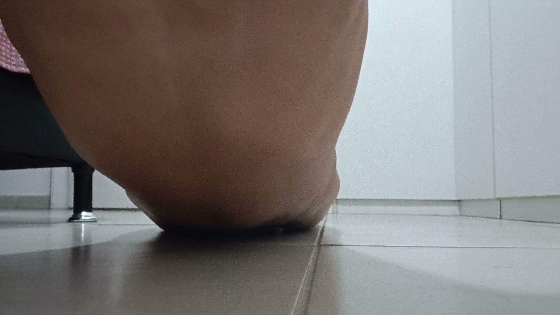 Muscular Guy Fucks in Flexed Position