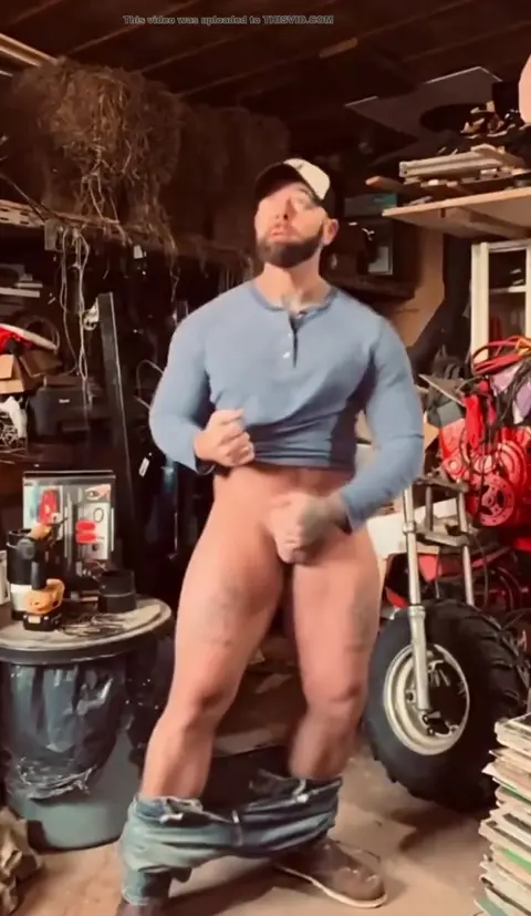 DILF Masturbates in Solo Video