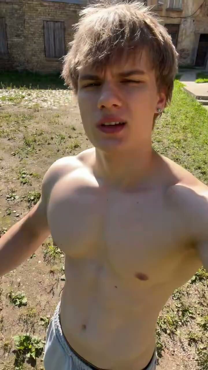 Smoker Dominates Bully in Intense Encounter