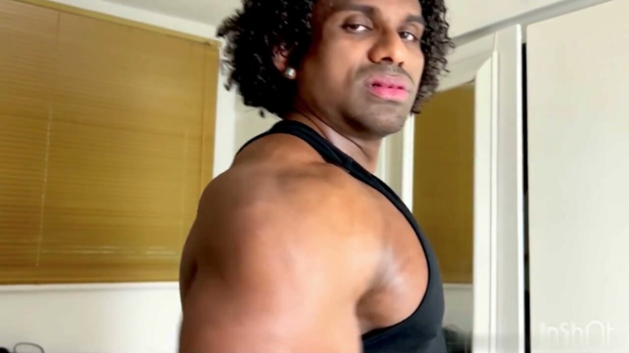 Papi Shows Off Body for Friend