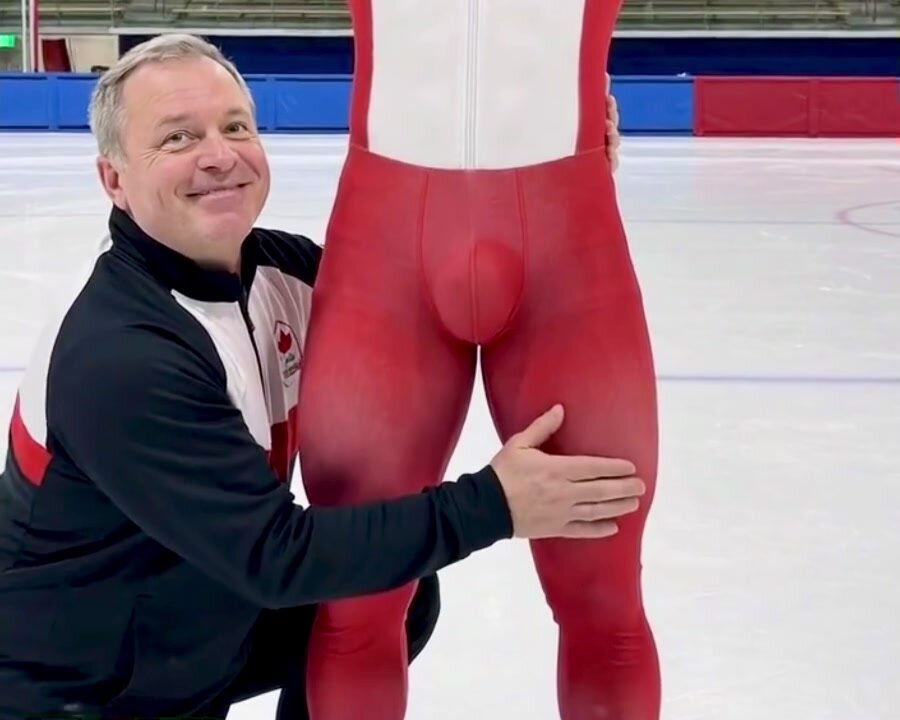 Gay Guy Shows Off Big Bulge