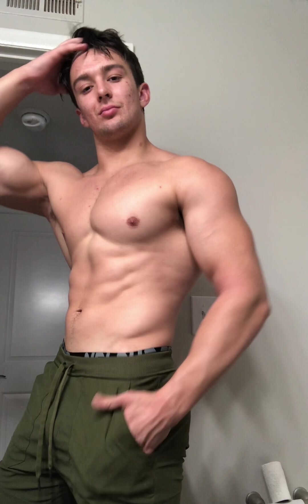 Gaymer Hunk Shows Off Muscles