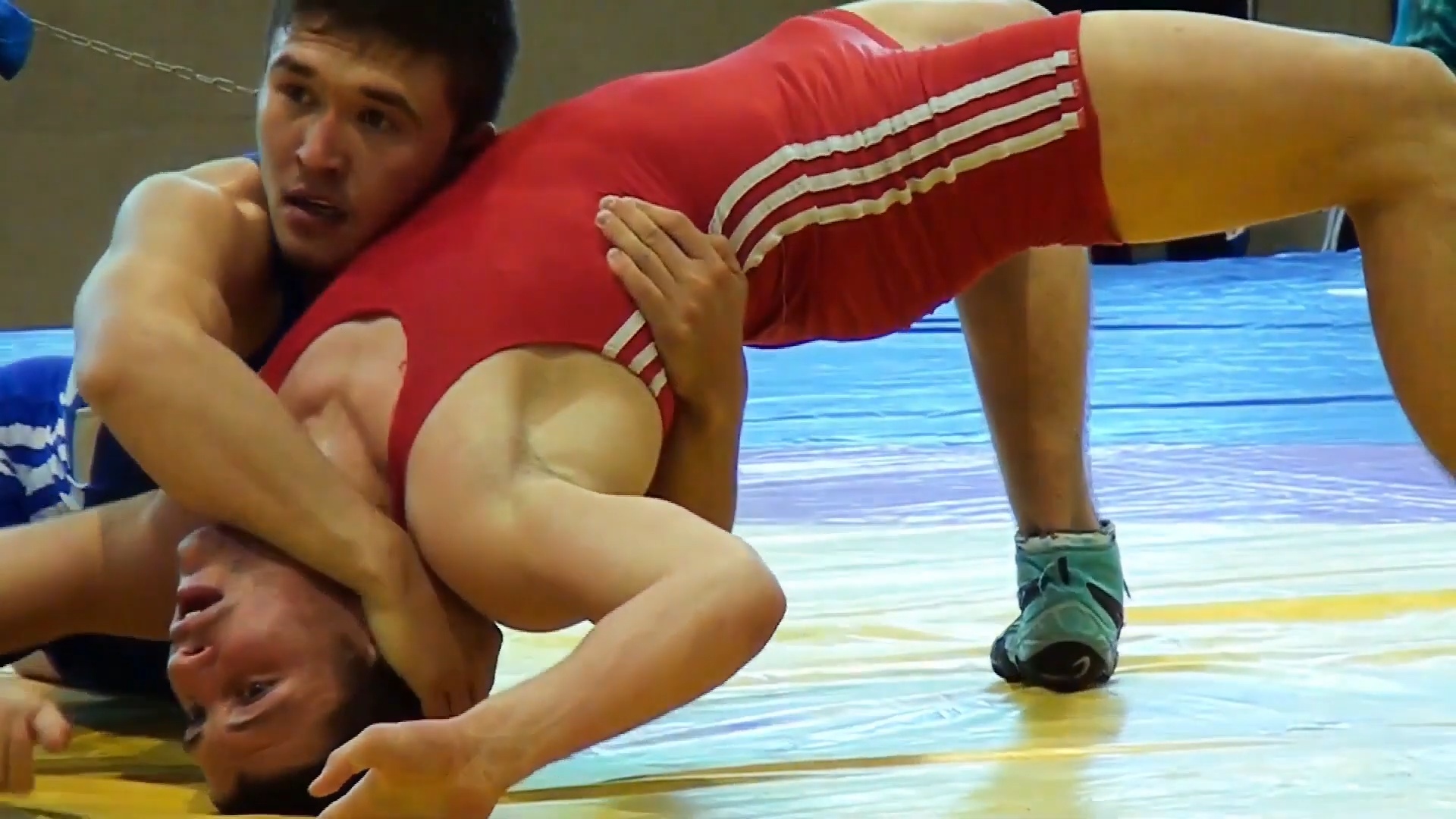 Gay Bear Dominates Bottom in Wrestling Pin Scene