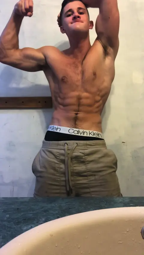 Muscular White Dom Gives Poppers Countdown to Bottom