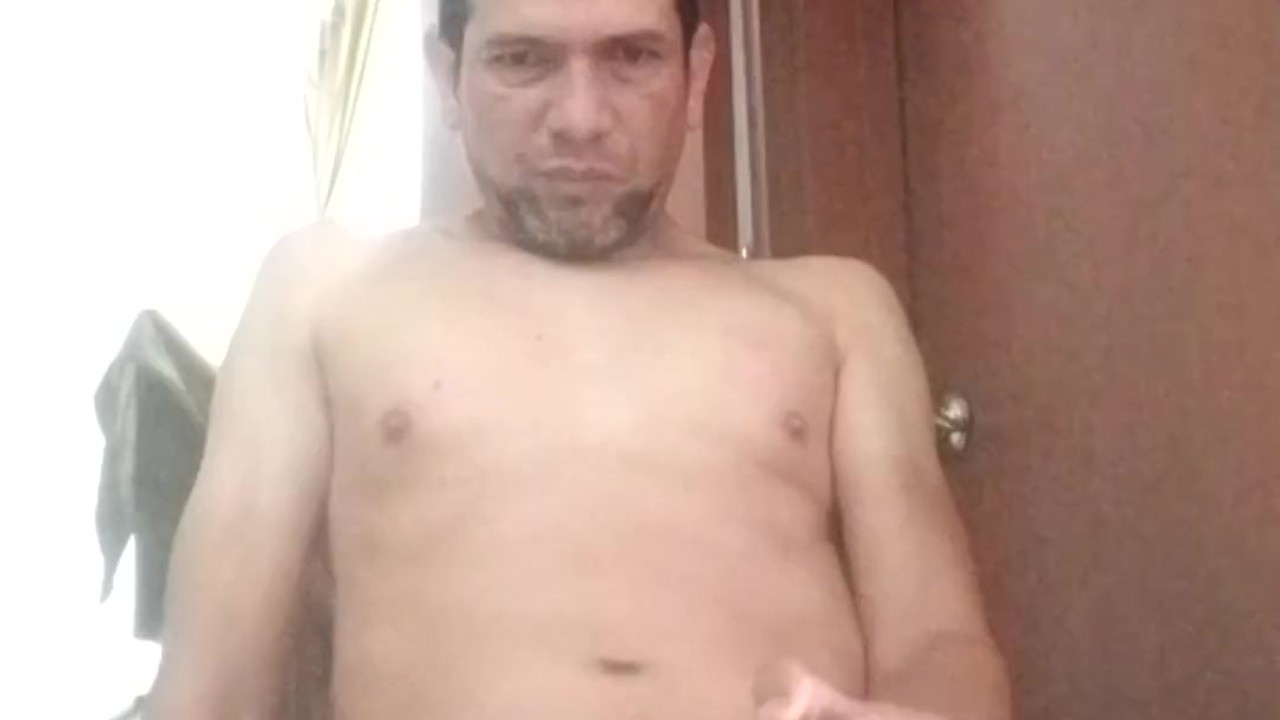 Gay Guy Masturbates Live on Cam