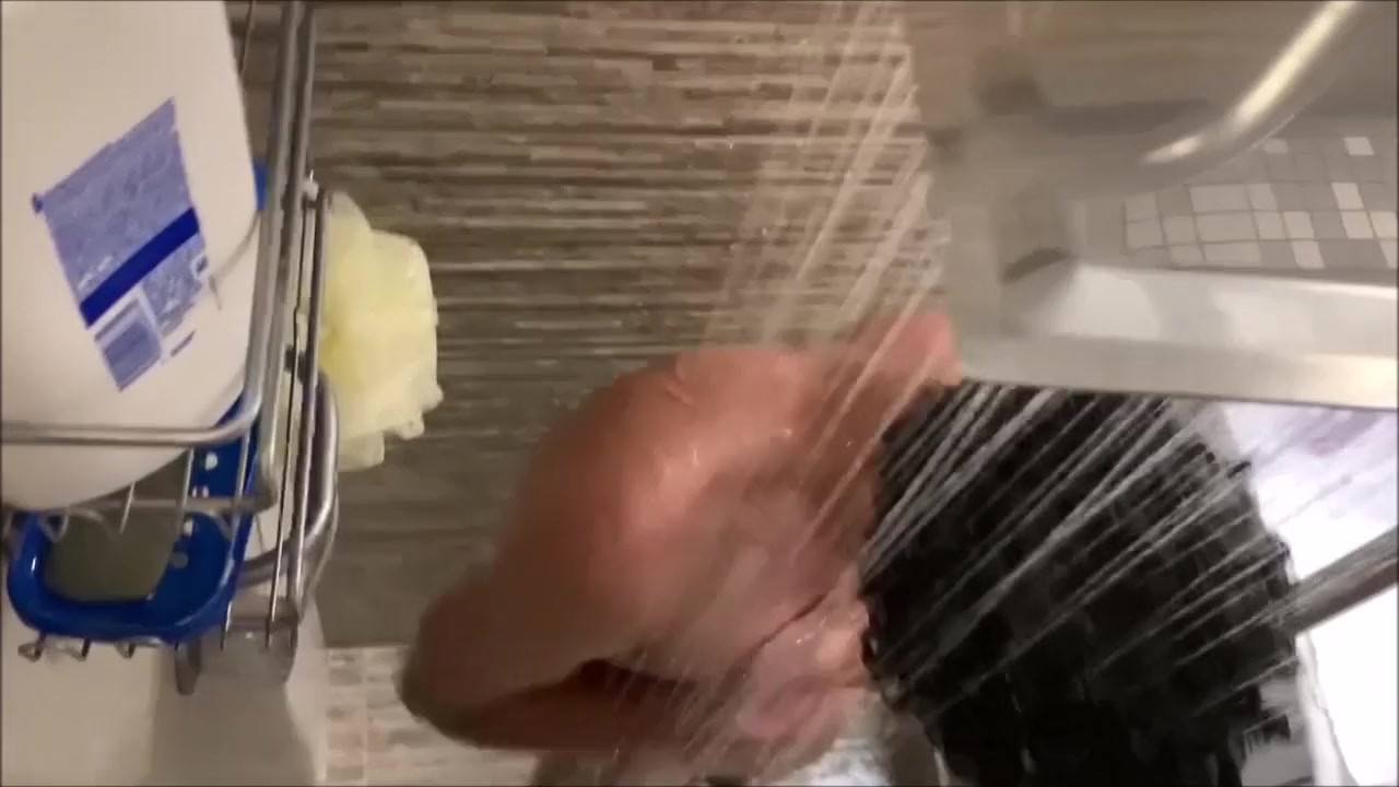 Gay HD: OMG, my Tinder date in the shower
