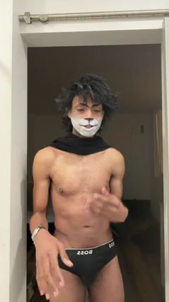 Lion Boy Crosswell Meets for a Hot Encounter