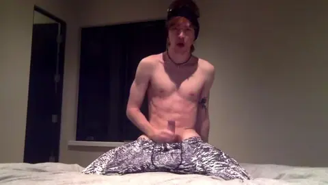 Snowboarder Masturbates After Skiing