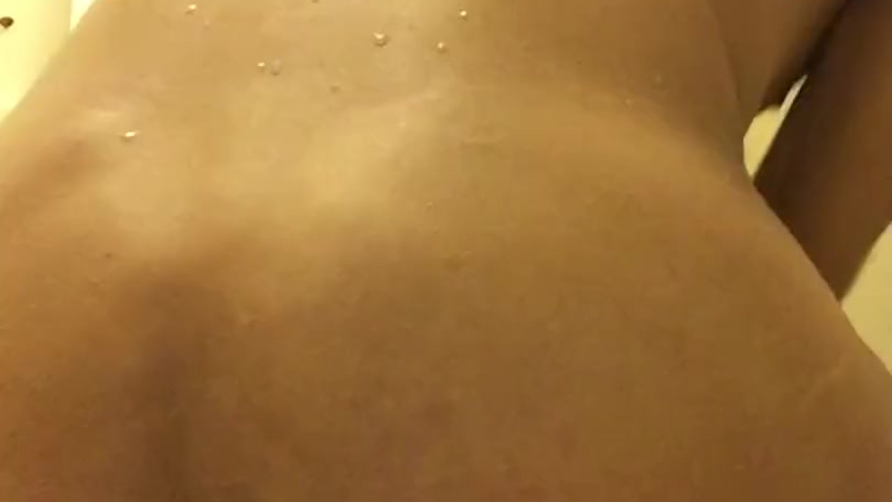 Gay Guy Uses Dildo for Deep Penetration